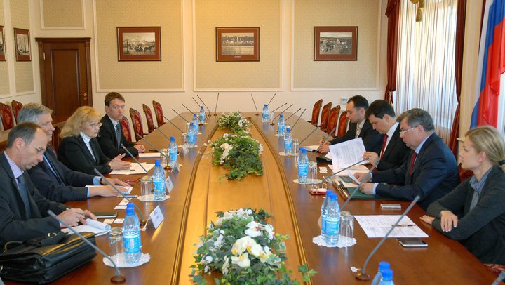 Встреча губернатора Калужской области Анатолия Артамонова с представителями французской компании «Порше Индастриз»